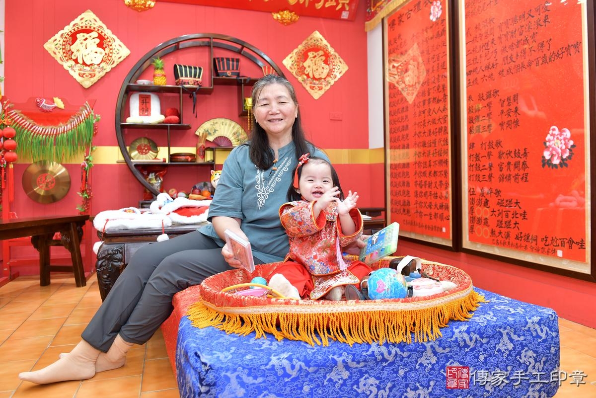 傳家手工印章桃園店、抓周、度晬、中國風會場、抓周道具物品、抓周證書、滿周歲、小紓寶寶、桃園市、拍照、生日快樂 傳家手工印章桃園店、抓周、度晬、中國風會場、抓周道具物品、抓周證書、滿周歲、小紓寶寶、桃園市、拍照、生日快樂