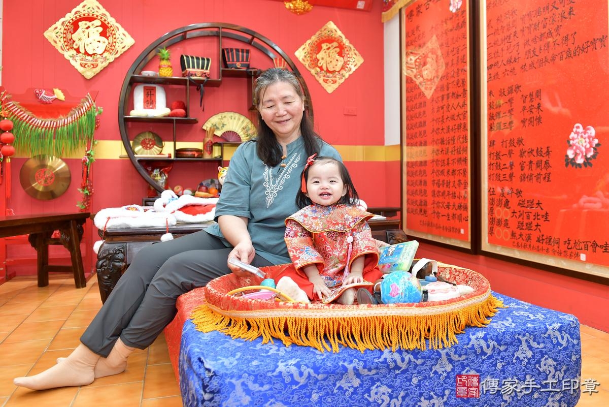 傳家手工印章桃園店、抓周、度晬、中國風會場、抓周道具物品、抓周證書、滿周歲、小紓寶寶、桃園市、拍照、生日快樂 傳家手工印章桃園店、抓周、度晬、中國風會場、抓周道具物品、抓周證書、滿周歲、小紓寶寶、桃園市、拍照、生日快樂