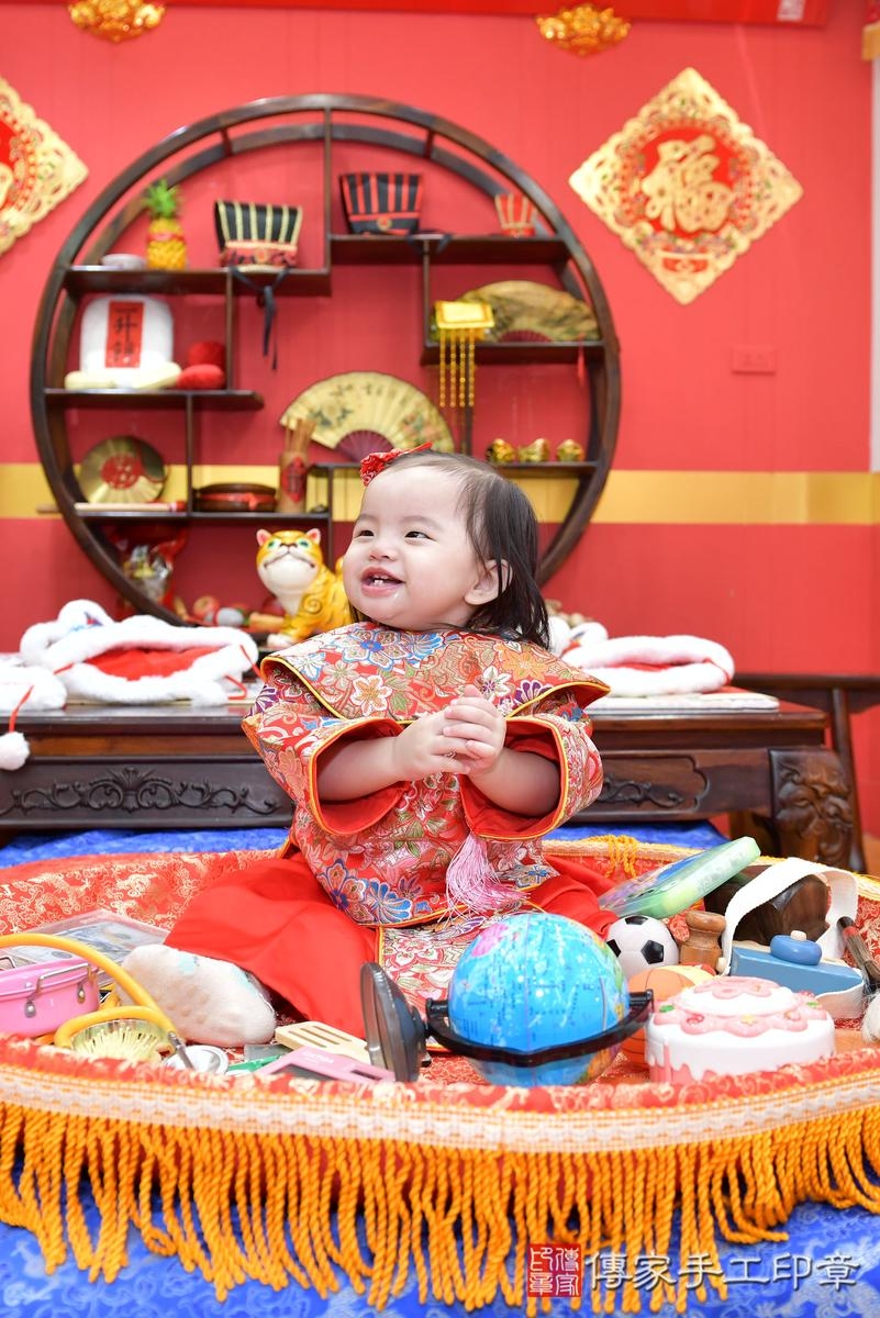 傳家手工印章桃園店、抓周、度晬、中國風會場、抓周道具物品、抓周證書、滿周歲、小紓寶寶、桃園市、拍照、生日快樂 傳家手工印章桃園店、抓周、度晬、中國風會場、抓周道具物品、抓周證書、滿周歲、小紓寶寶、桃園市、拍照、生日快樂