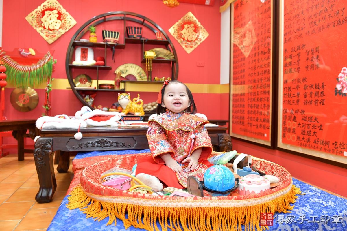 傳家手工印章桃園店、抓周、度晬、中國風會場、抓周道具物品、抓周證書、滿周歲、小紓寶寶、桃園市、拍照、生日快樂 傳家手工印章桃園店、抓周、度晬、中國風會場、抓周道具物品、抓周證書、滿周歲、小紓寶寶、桃園市、拍照、生日快樂