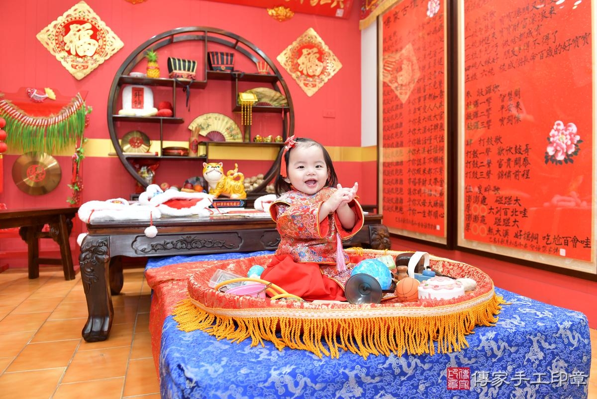 傳家手工印章桃園店、抓周、度晬、中國風會場、抓周道具物品、抓周證書、滿周歲、小紓寶寶、桃園市、拍照、生日快樂 傳家手工印章桃園店、抓周、度晬、中國風會場、抓周道具物品、抓周證書、滿周歲、小紓寶寶、桃園市、拍照、生日快樂