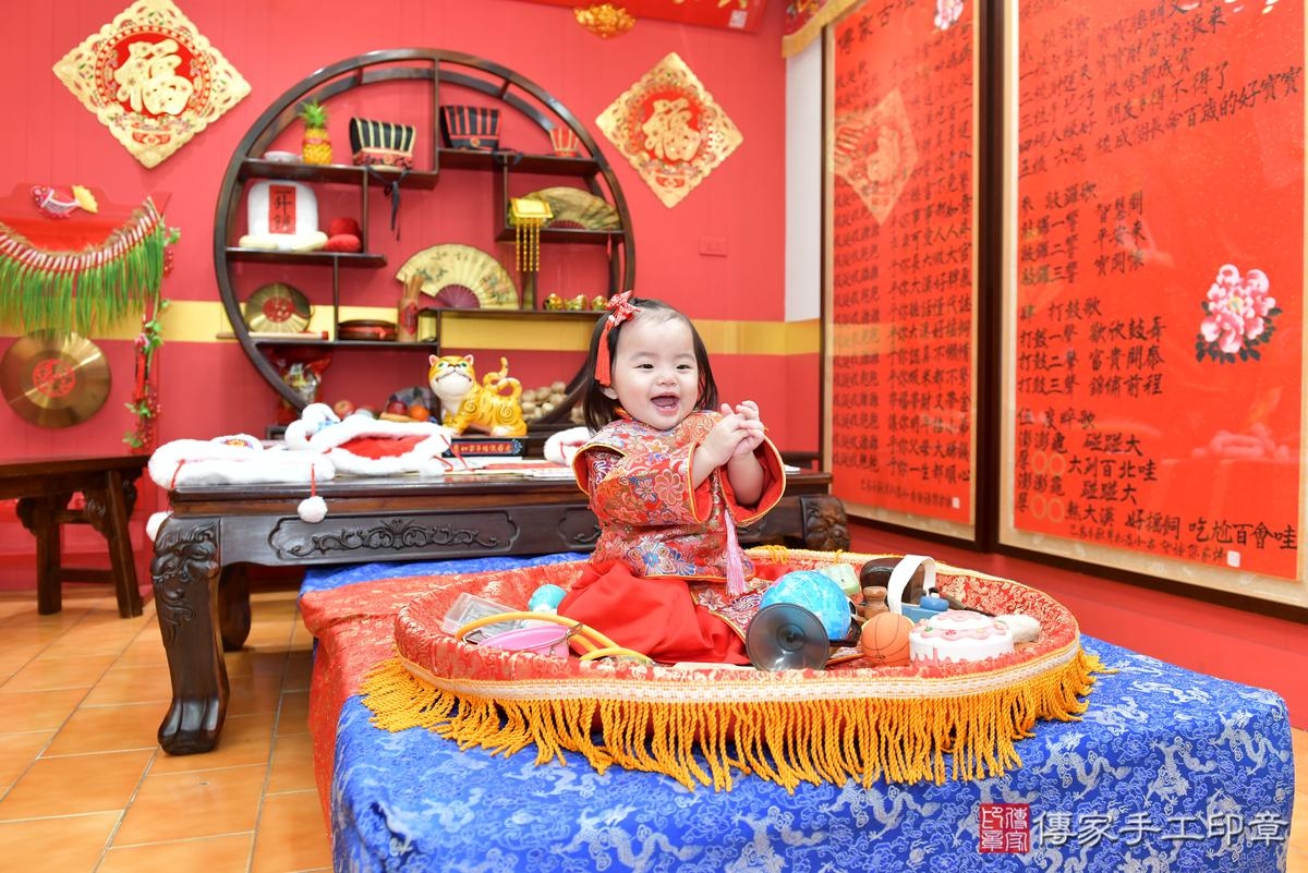 傳家手工印章桃園店、抓周、度晬、中國風會場、抓周道具物品、抓周證書、滿周歲、小紓寶寶、桃園市、拍照、生日快樂 傳家手工印章桃園店、抓周、度晬、中國風會場、抓周道具物品、抓周證書、滿周歲、小紓寶寶、桃園市、拍照、生日快樂