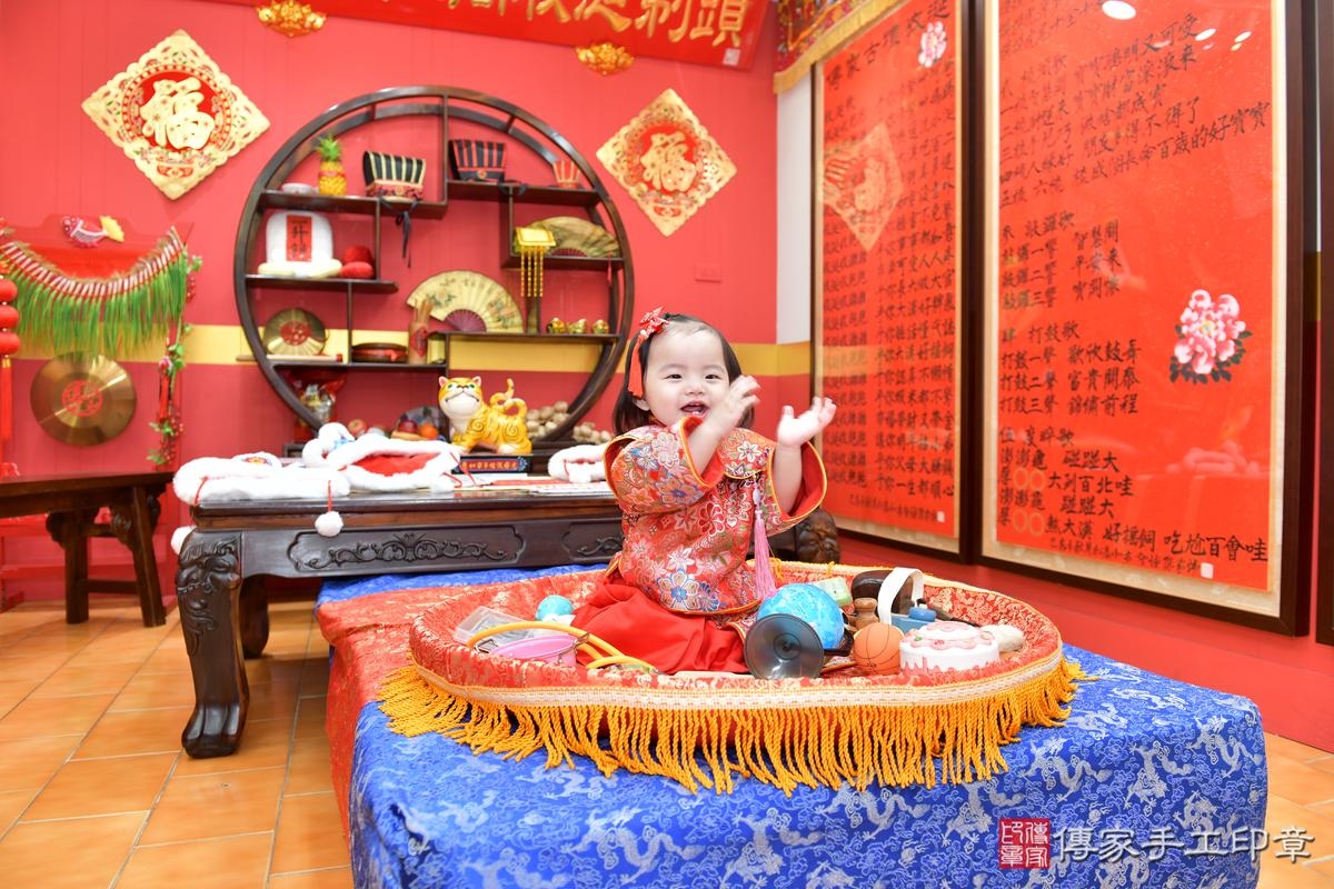 傳家手工印章桃園店、抓周、度晬、中國風會場、抓周道具物品、抓周證書、滿周歲、小紓寶寶、桃園市、拍照、生日快樂 傳家手工印章桃園店、抓周、度晬、中國風會場、抓周道具物品、抓周證書、滿周歲、小紓寶寶、桃園市、拍照、生日快樂