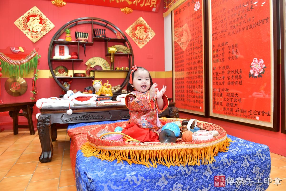 傳家手工印章桃園店、抓周、度晬、中國風會場、抓周道具物品、抓周證書、滿周歲、小紓寶寶、桃園市、拍照、生日快樂 傳家手工印章桃園店、抓周、度晬、中國風會場、抓周道具物品、抓周證書、滿周歲、小紓寶寶、桃園市、拍照、生日快樂