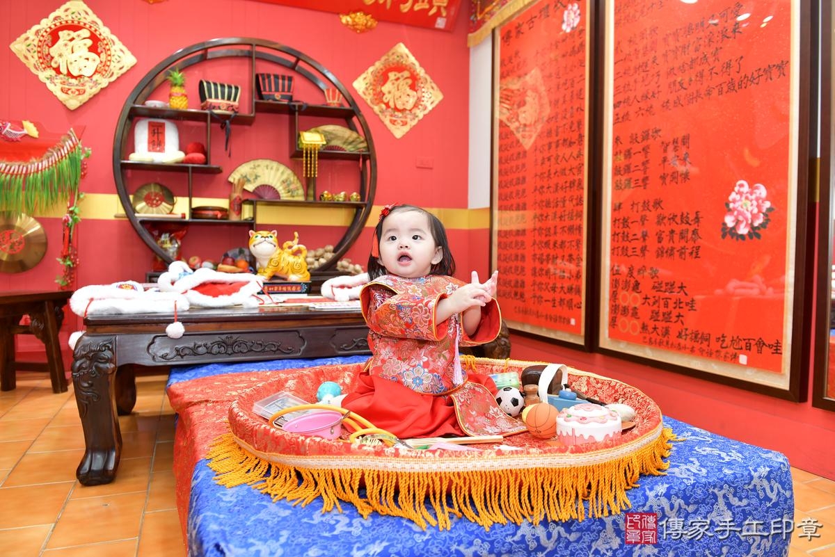 傳家手工印章桃園店、抓周、度晬、中國風會場、抓周道具物品、抓周證書、滿周歲、小紓寶寶、桃園市、拍照、生日快樂 傳家手工印章桃園店、抓周、度晬、中國風會場、抓周道具物品、抓周證書、滿周歲、小紓寶寶、桃園市、拍照、生日快樂