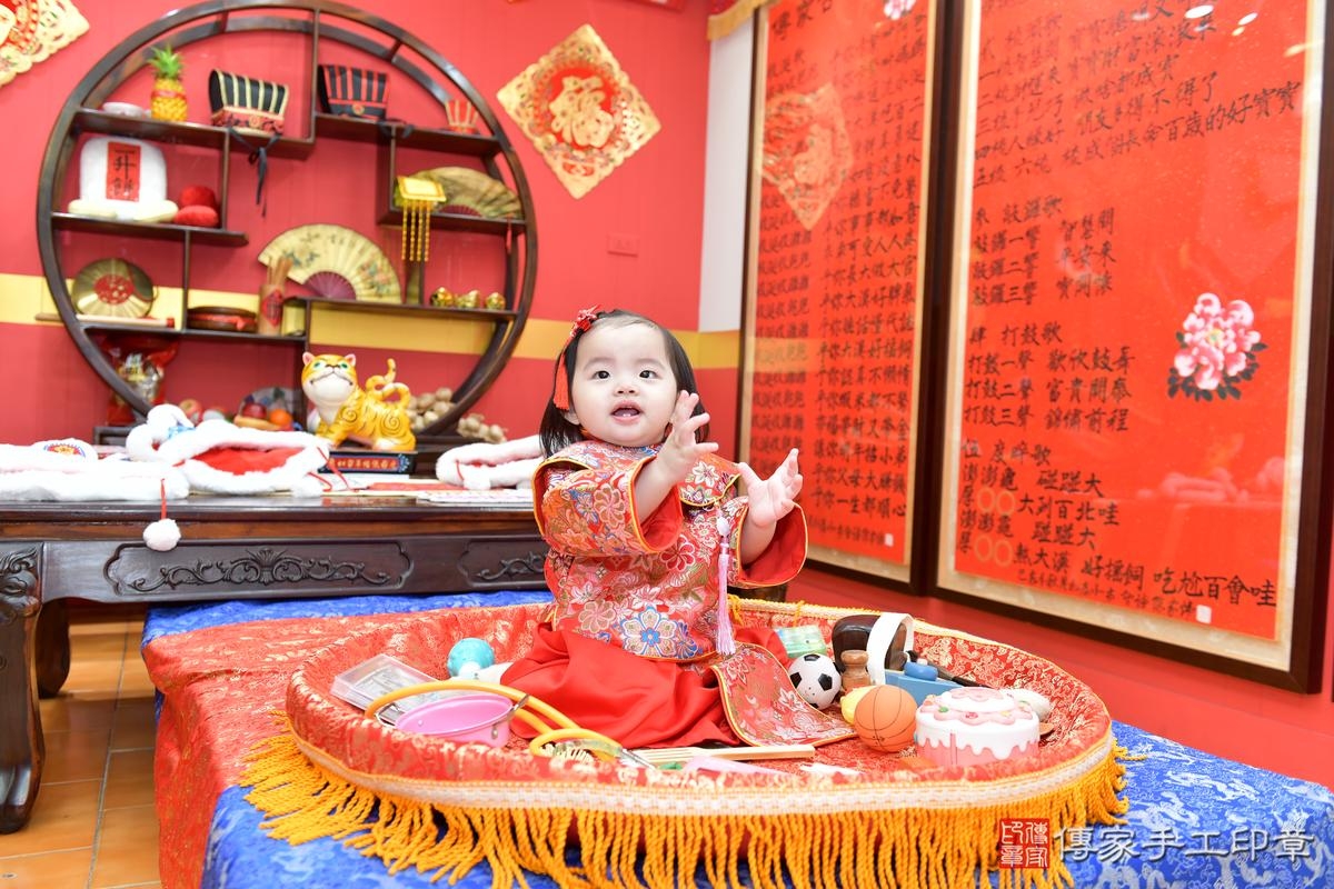 傳家手工印章桃園店、抓周、度晬、中國風會場、抓周道具物品、抓周證書、滿周歲、小紓寶寶、桃園市、拍照、生日快樂 傳家手工印章桃園店、抓周、度晬、中國風會場、抓周道具物品、抓周證書、滿周歲、小紓寶寶、桃園市、拍照、生日快樂