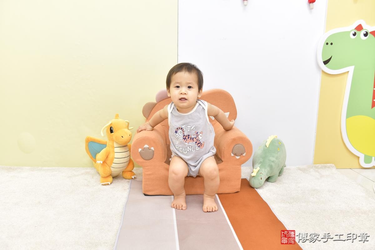 傳家手工印章桃園店、抓周、度晬、中國風會場、抓周道具物品、抓周證書、滿周歲、小潁寶寶、桃園市、拍照、生日快樂 傳家手工印章桃園店、抓周、度晬、中國風會場、抓周道具物品、抓周證書、滿周歲、小潁寶寶、桃園市、拍照、生日快樂