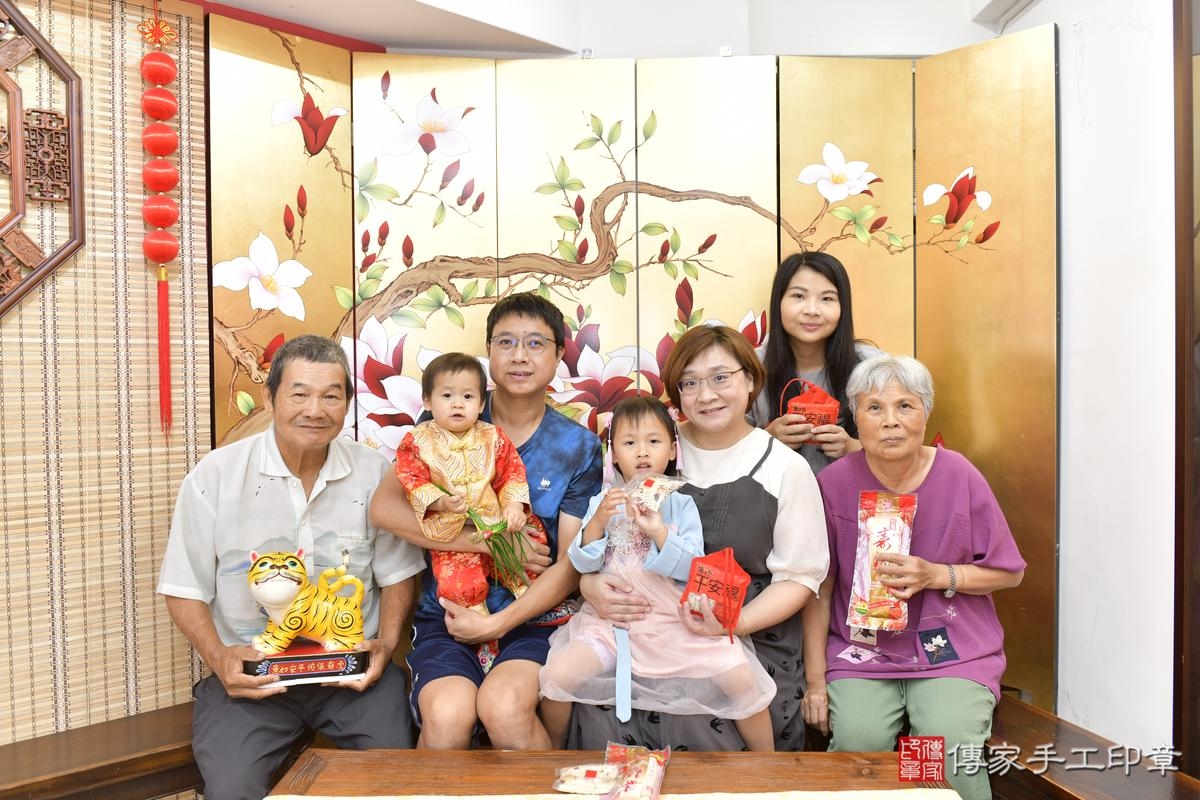 傳家手工印章桃園店、抓周、度晬、中國風會場、抓周道具物品、抓周證書、滿周歲、小潁寶寶、桃園市、拍照、生日快樂 傳家手工印章桃園店、抓周、度晬、中國風會場、抓周道具物品、抓周證書、滿周歲、小潁寶寶、桃園市、拍照、生日快樂