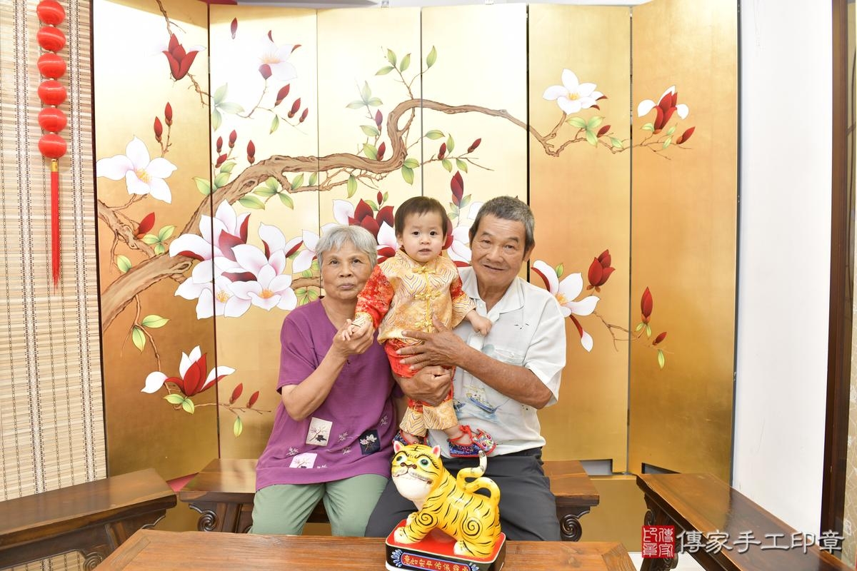 傳家手工印章桃園店、抓周、度晬、中國風會場、抓周道具物品、抓周證書、滿周歲、小潁寶寶、桃園市、拍照、生日快樂 傳家手工印章桃園店、抓周、度晬、中國風會場、抓周道具物品、抓周證書、滿周歲、小潁寶寶、桃園市、拍照、生日快樂