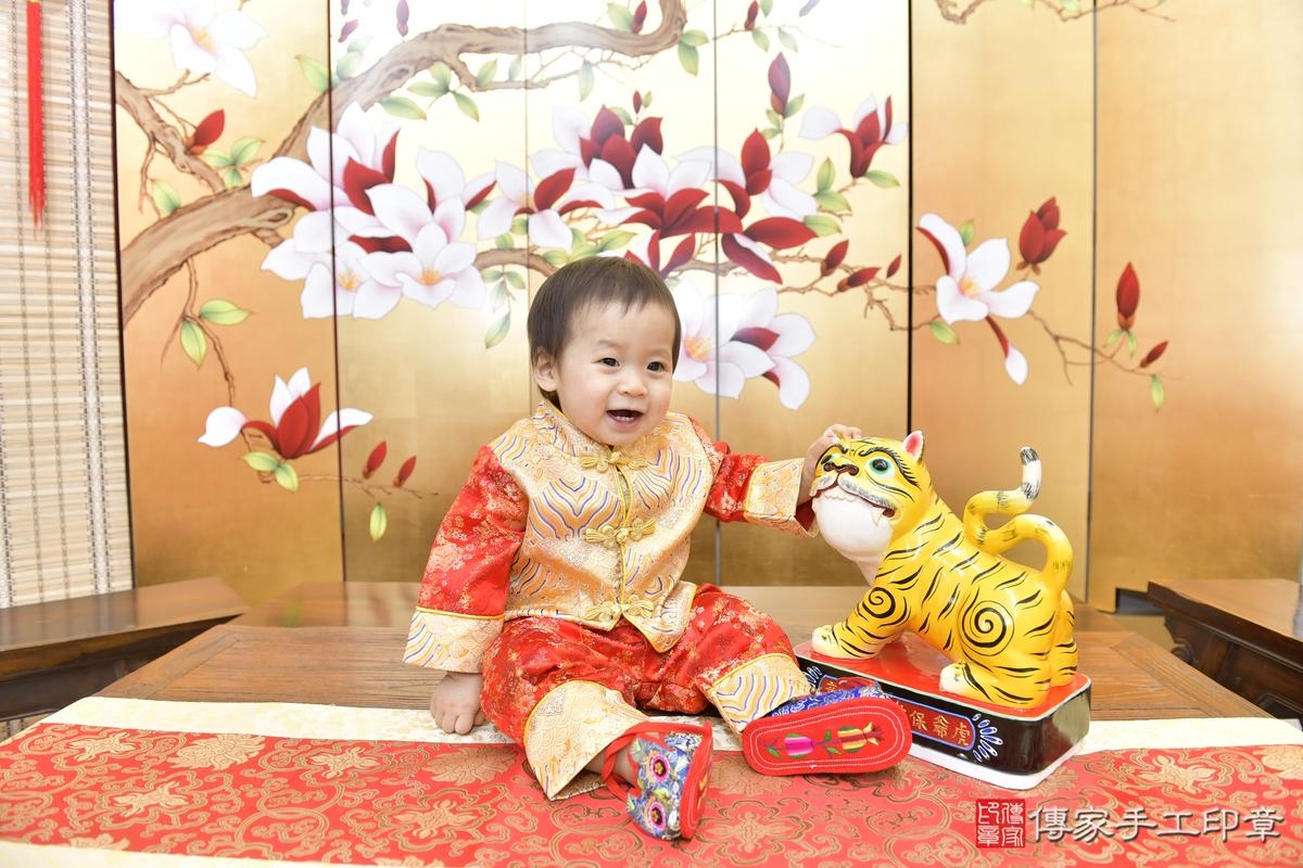 傳家手工印章桃園店、抓周、度晬、中國風會場、抓周道具物品、抓周證書、滿周歲、小潁寶寶、桃園市、拍照、生日快樂 傳家手工印章桃園店、抓周、度晬、中國風會場、抓周道具物品、抓周證書、滿周歲、小潁寶寶、桃園市、拍照、生日快樂