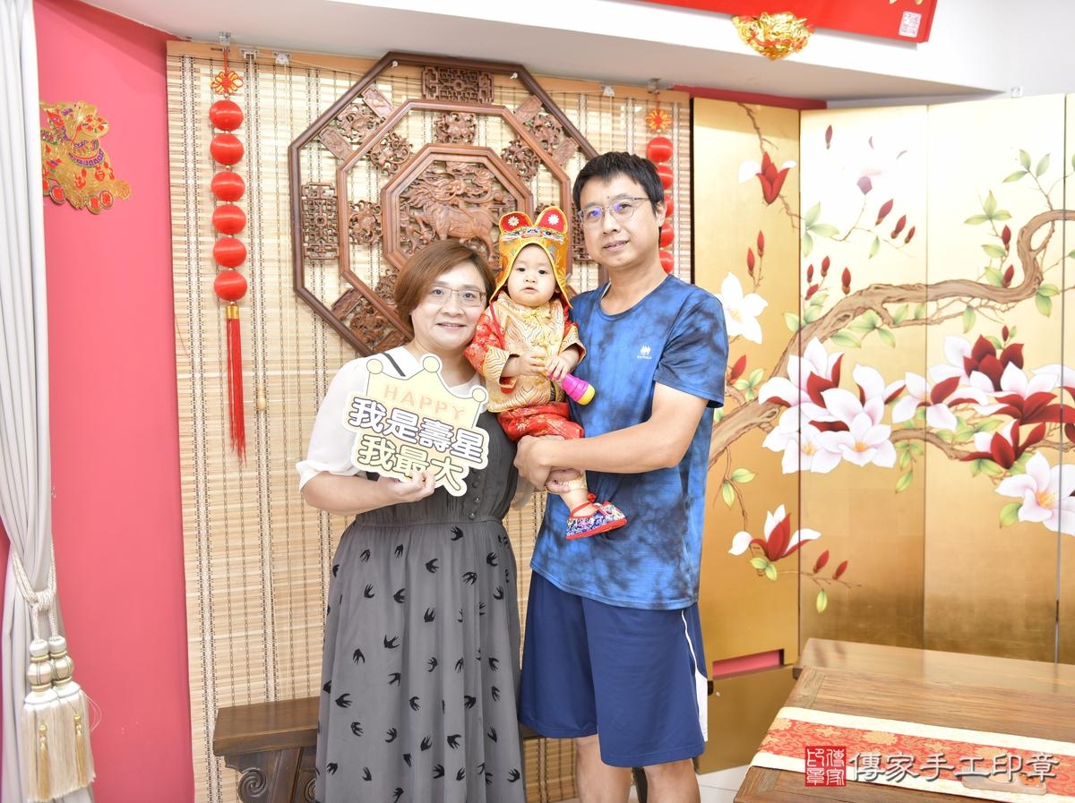 傳家手工印章桃園店、抓周、度晬、中國風會場、抓周道具物品、抓周證書、滿周歲、小潁寶寶、桃園市、拍照、生日快樂 傳家手工印章桃園店、抓周、度晬、中國風會場、抓周道具物品、抓周證書、滿周歲、小潁寶寶、桃園市、拍照、生日快樂