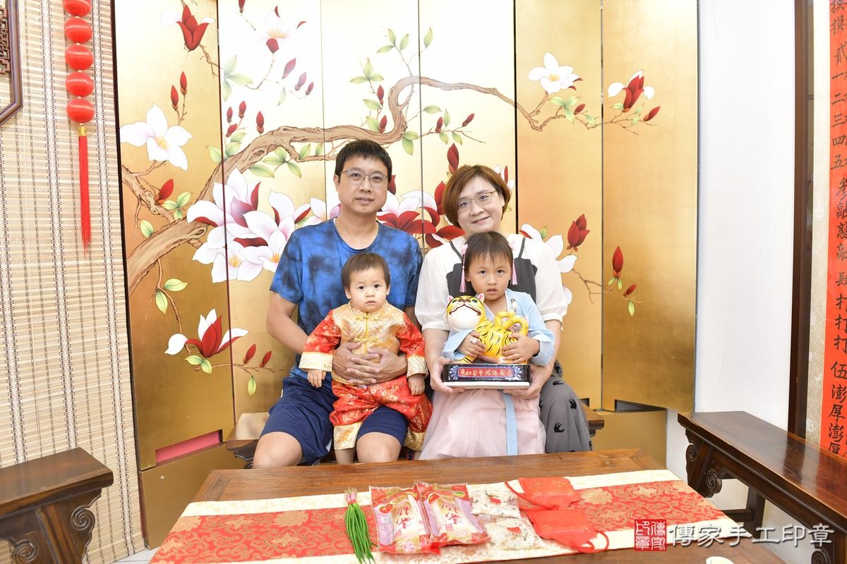 傳家手工印章桃園店、抓周、度晬、中國風會場、抓周道具物品、抓周證書、滿周歲、小潁寶寶、桃園市、拍照、生日快樂 傳家手工印章桃園店、抓周、度晬、中國風會場、抓周道具物品、抓周證書、滿周歲、小潁寶寶、桃園市、拍照、生日快樂