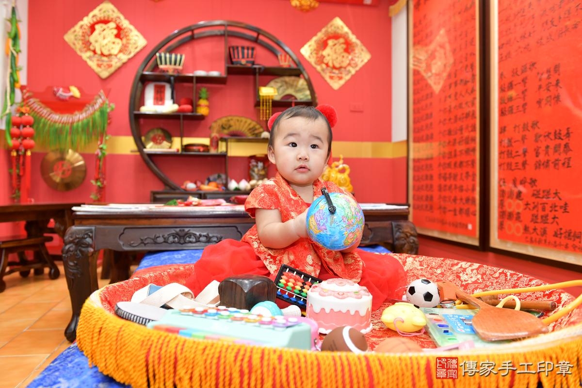 傳家手工印章桃園店、抓周、度晬、中國風會場、抓周道具物品、抓周證書、滿周歲、鈴鈴寶寶、桃園市、拍照、生日快樂 傳家手工印章桃園店、抓周、度晬、中國風會場、抓周道具物品、抓周證書、滿周歲、鈴鈴寶寶、桃園市、拍照、生日快樂