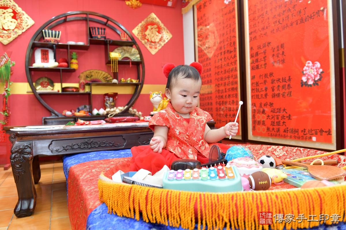 傳家手工印章桃園店、抓周、度晬、中國風會場、抓周道具物品、抓周證書、滿周歲、鈴鈴寶寶、桃園市、拍照、生日快樂 傳家手工印章桃園店、抓周、度晬、中國風會場、抓周道具物品、抓周證書、滿周歲、鈴鈴寶寶、桃園市、拍照、生日快樂