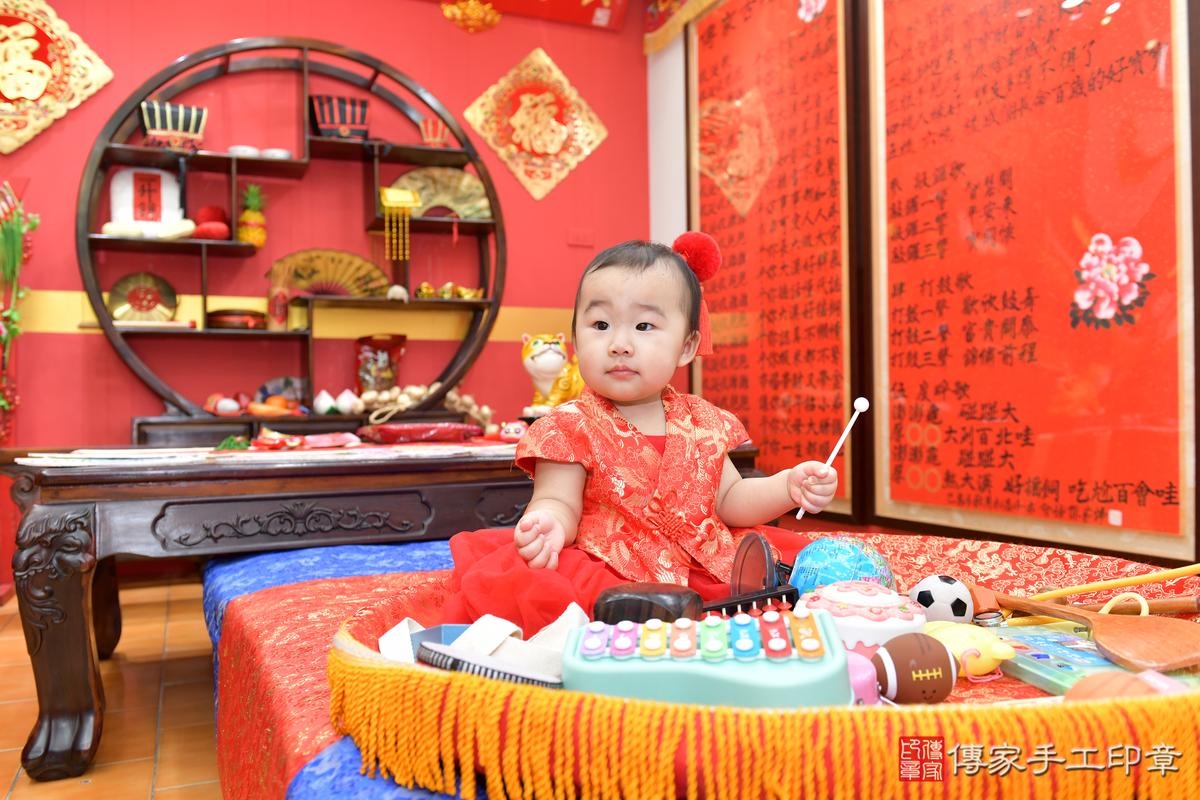 傳家手工印章桃園店、抓周、度晬、中國風會場、抓周道具物品、抓周證書、滿周歲、鈴鈴寶寶、桃園市、拍照、生日快樂 傳家手工印章桃園店、抓周、度晬、中國風會場、抓周道具物品、抓周證書、滿周歲、鈴鈴寶寶、桃園市、拍照、生日快樂