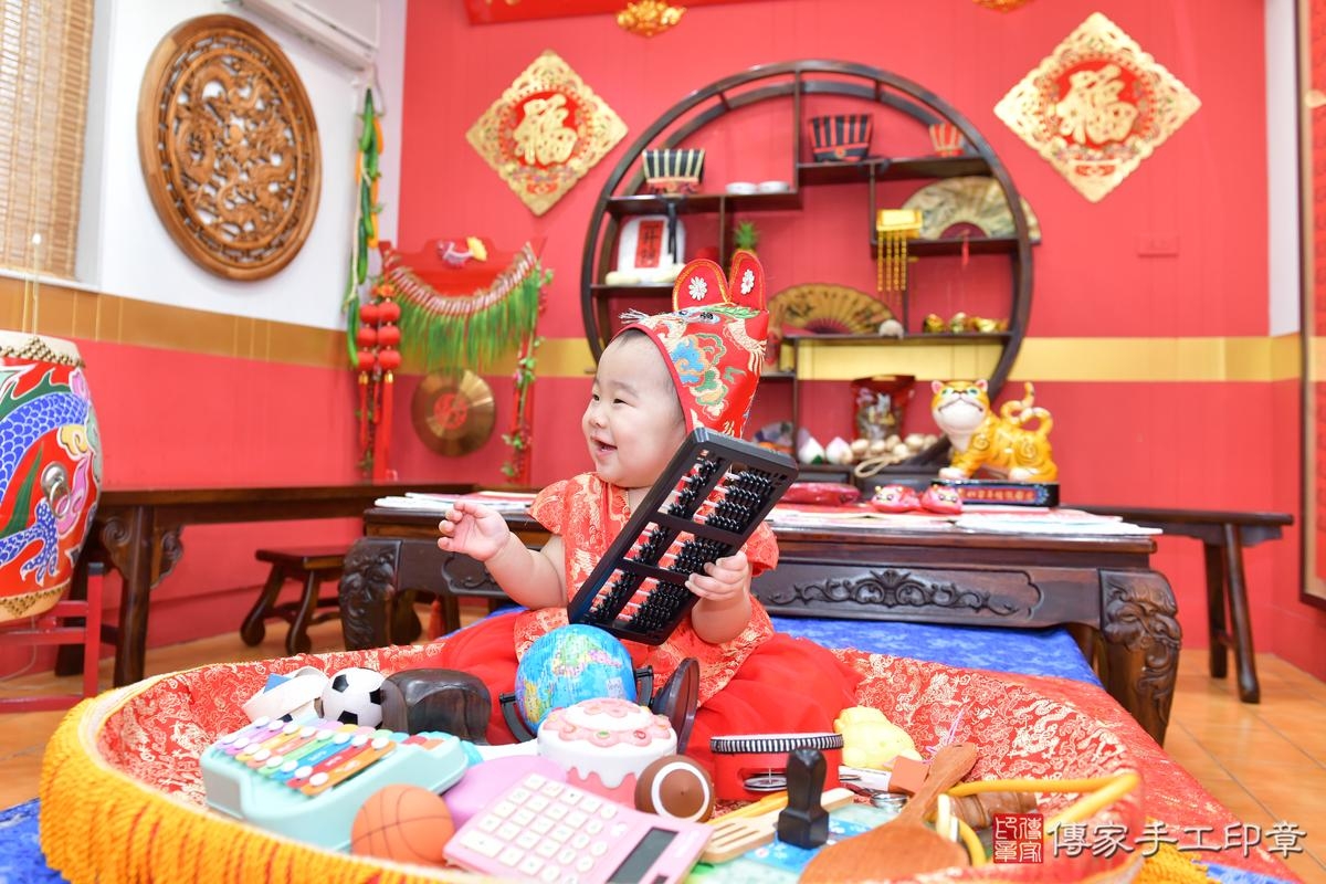 傳家手工印章桃園店、抓周、度晬、中國風會場、抓周道具物品、抓周證書、滿周歲、鈴鈴寶寶、桃園市、拍照、生日快樂 傳家手工印章桃園店、抓周、度晬、中國風會場、抓周道具物品、抓周證書、滿周歲、鈴鈴寶寶、桃園市、拍照、生日快樂