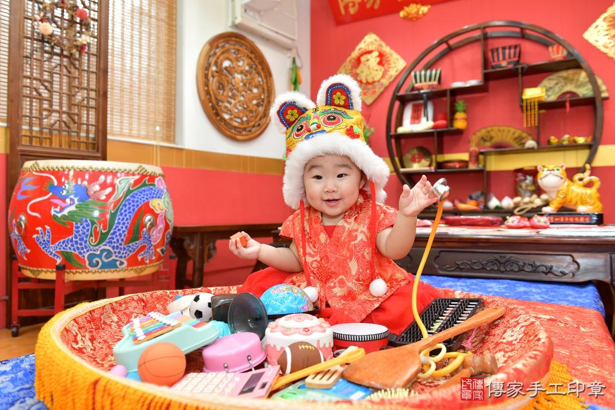 傳家手工印章桃園店、抓周、度晬、中國風會場、抓周道具物品、抓周證書、滿周歲、鈴鈴寶寶、桃園市、拍照、生日快樂 傳家手工印章桃園店、抓周、度晬、中國風會場、抓周道具物品、抓周證書、滿周歲、鈴鈴寶寶、桃園市、拍照、生日快樂