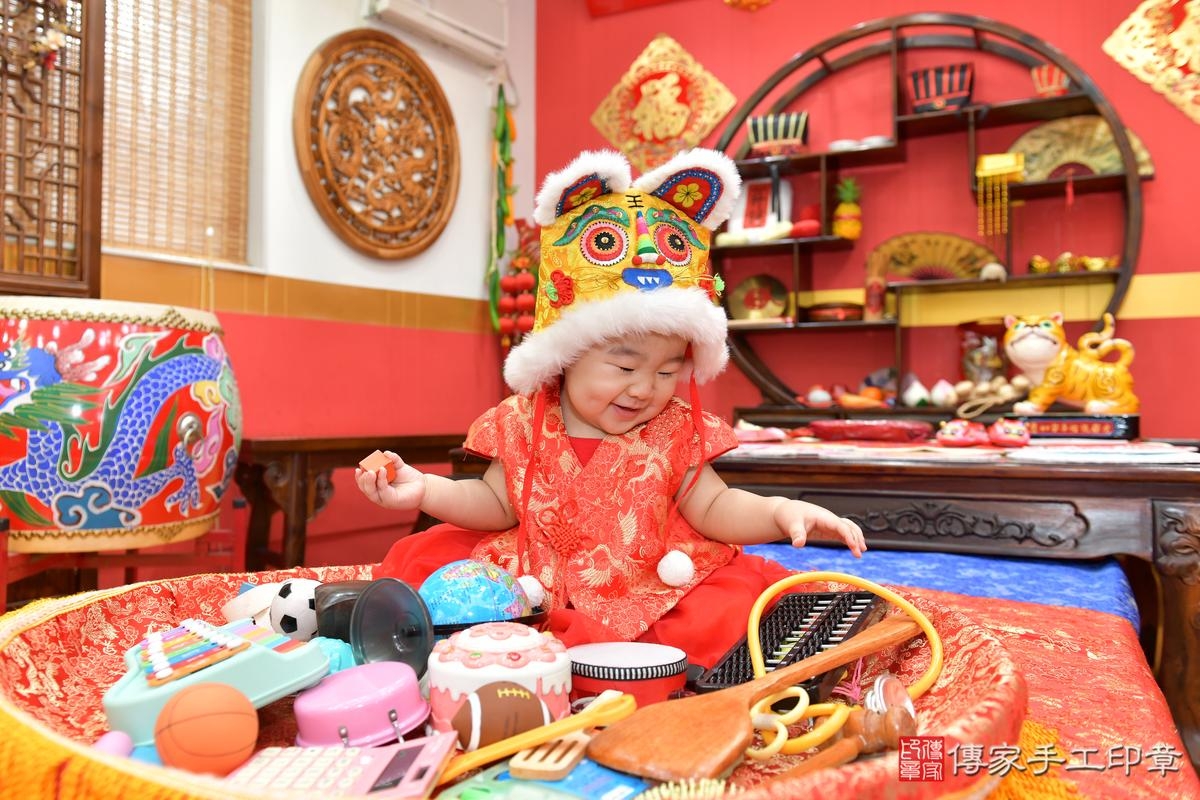傳家手工印章桃園店、抓周、度晬、中國風會場、抓周道具物品、抓周證書、滿周歲、鈴鈴寶寶、桃園市、拍照、生日快樂 傳家手工印章桃園店、抓周、度晬、中國風會場、抓周道具物品、抓周證書、滿周歲、鈴鈴寶寶、桃園市、拍照、生日快樂
