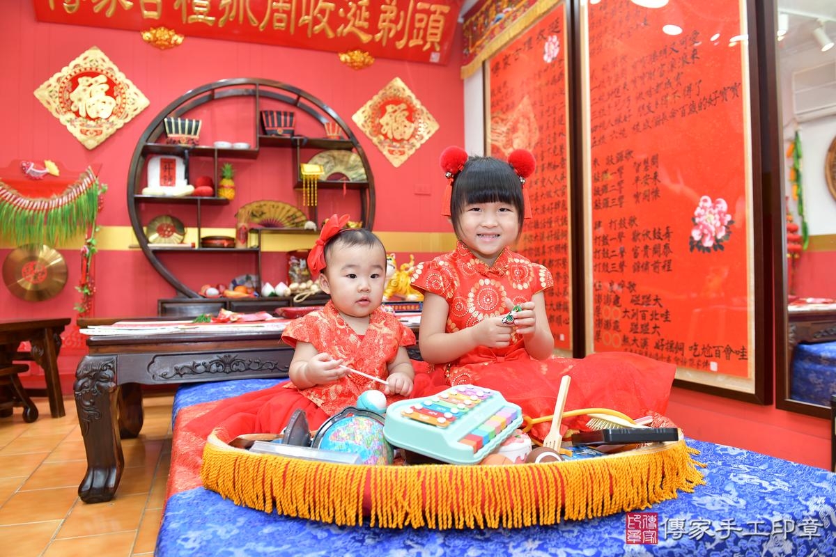 傳家手工印章桃園店、抓周、度晬、中國風會場、抓周道具物品、抓周證書、滿周歲、鈴鈴寶寶、桃園市、拍照、生日快樂 傳家手工印章桃園店、抓周、度晬、中國風會場、抓周道具物品、抓周證書、滿周歲、鈴鈴寶寶、桃園市、拍照、生日快樂