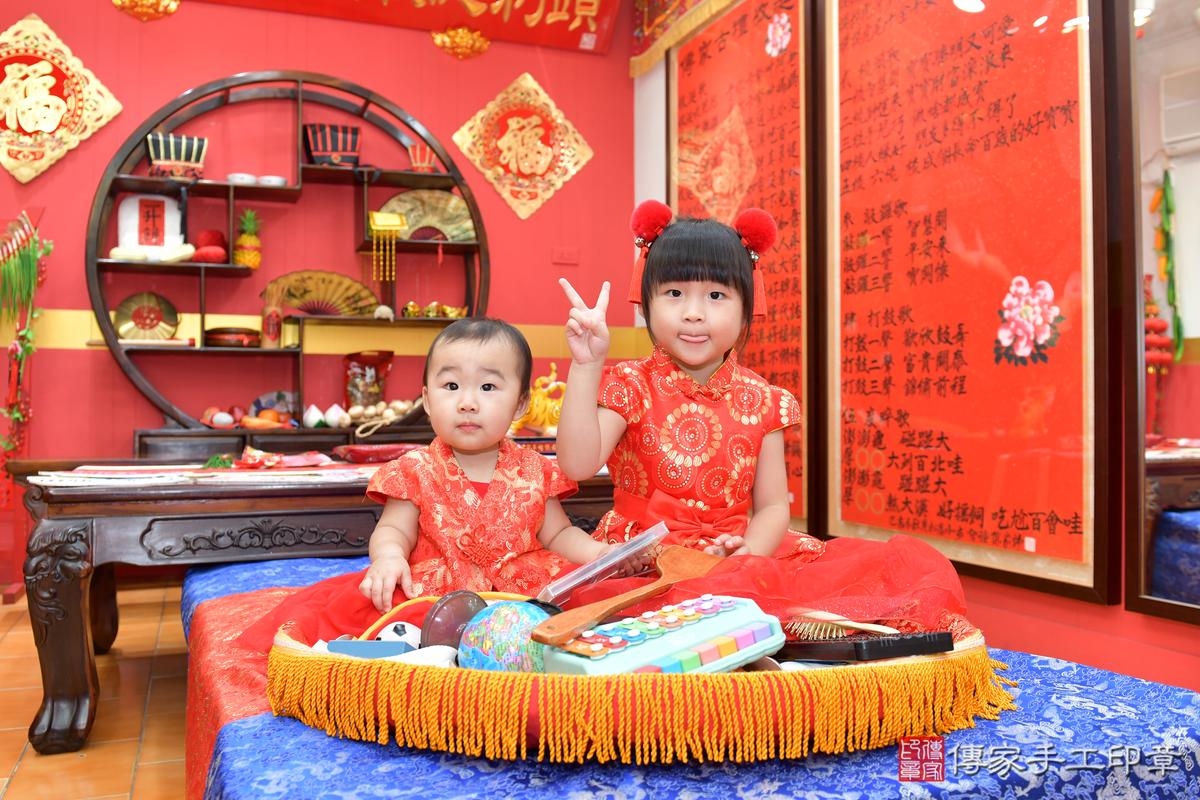 傳家手工印章桃園店、抓周、度晬、中國風會場、抓周道具物品、抓周證書、滿周歲、鈴鈴寶寶、桃園市、拍照、生日快樂 傳家手工印章桃園店、抓周、度晬、中國風會場、抓周道具物品、抓周證書、滿周歲、鈴鈴寶寶、桃園市、拍照、生日快樂