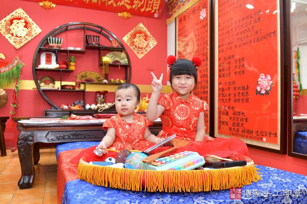傳家手工印章桃園店、抓周、度晬、中國風會場、抓周道具物品、抓周證書、滿周歲、鈴鈴寶寶、桃園市、拍照、生日快樂 傳家手工印章桃園店、抓周、度晬、中國風會場、抓周道具物品、抓周證書、滿周歲、鈴鈴寶寶、桃園市、拍照、生日快樂