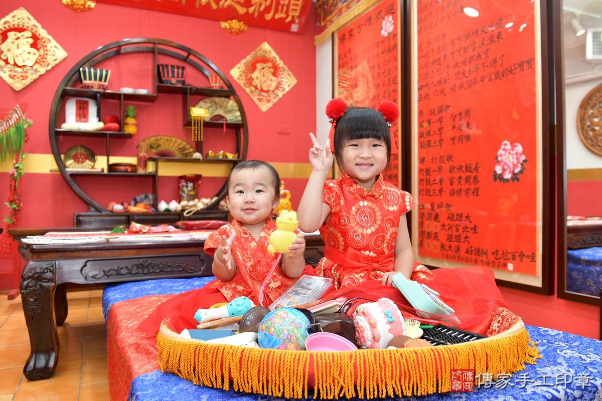 傳家手工印章桃園店、抓周、度晬、中國風會場、抓周道具物品、抓周證書、滿周歲、鈴鈴寶寶、桃園市、拍照、生日快樂 傳家手工印章桃園店、抓周、度晬、中國風會場、抓周道具物品、抓周證書、滿周歲、鈴鈴寶寶、桃園市、拍照、生日快樂