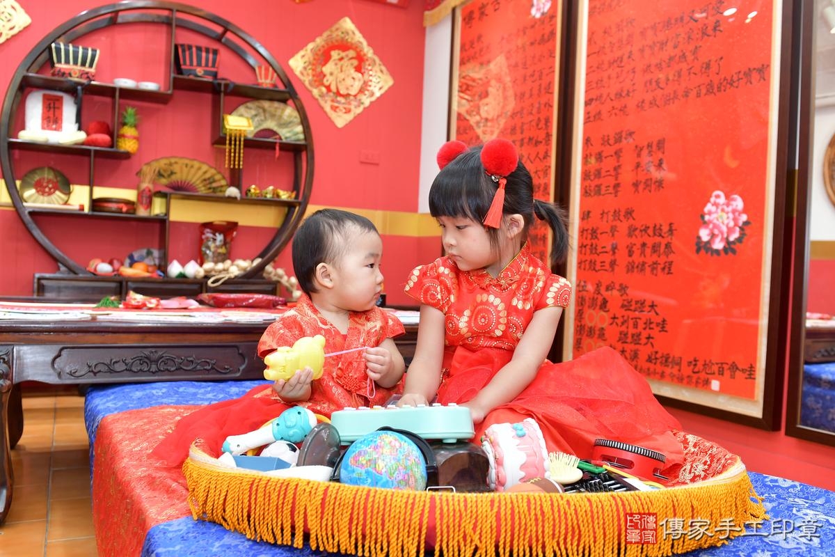 傳家手工印章桃園店、抓周、度晬、中國風會場、抓周道具物品、抓周證書、滿周歲、鈴鈴寶寶、桃園市、拍照、生日快樂 傳家手工印章桃園店、抓周、度晬、中國風會場、抓周道具物品、抓周證書、滿周歲、鈴鈴寶寶、桃園市、拍照、生日快樂