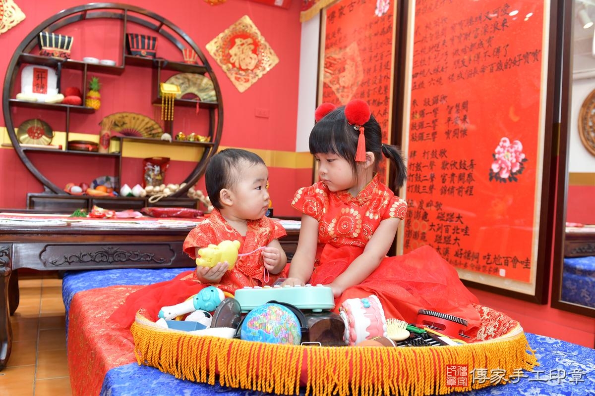 傳家手工印章桃園店、抓周、度晬、中國風會場、抓周道具物品、抓周證書、滿周歲、鈴鈴寶寶、桃園市、拍照、生日快樂 傳家手工印章桃園店、抓周、度晬、中國風會場、抓周道具物品、抓周證書、滿周歲、鈴鈴寶寶、桃園市、拍照、生日快樂