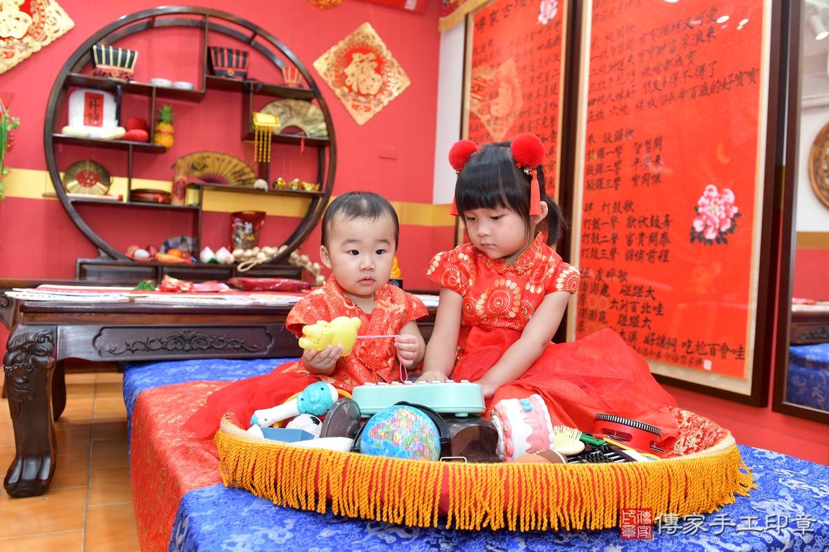 傳家手工印章桃園店、抓周、度晬、中國風會場、抓周道具物品、抓周證書、滿周歲、鈴鈴寶寶、桃園市、拍照、生日快樂 傳家手工印章桃園店、抓周、度晬、中國風會場、抓周道具物品、抓周證書、滿周歲、鈴鈴寶寶、桃園市、拍照、生日快樂