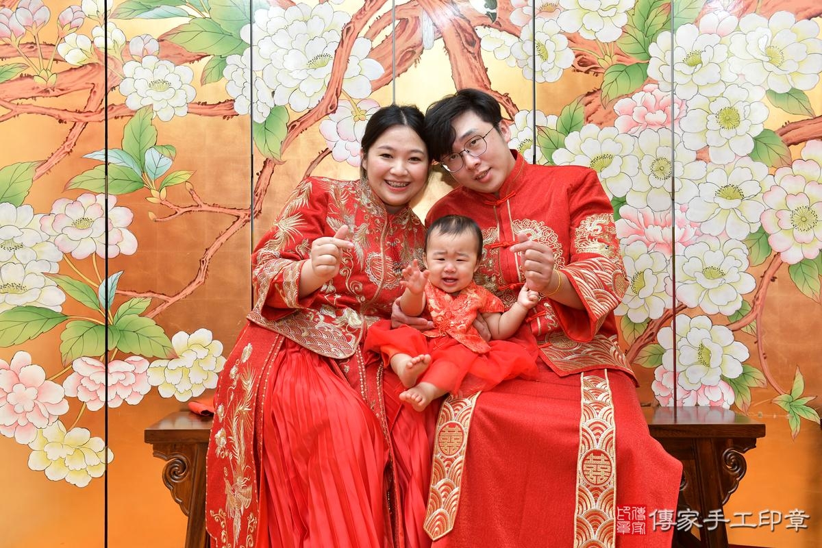 傳家手工印章桃園店、抓周、度晬、中國風會場、抓周道具物品、抓周證書、滿周歲、鈴鈴寶寶、桃園市、拍照、生日快樂 傳家手工印章桃園店、抓周、度晬、中國風會場、抓周道具物品、抓周證書、滿周歲、鈴鈴寶寶、桃園市、拍照、生日快樂