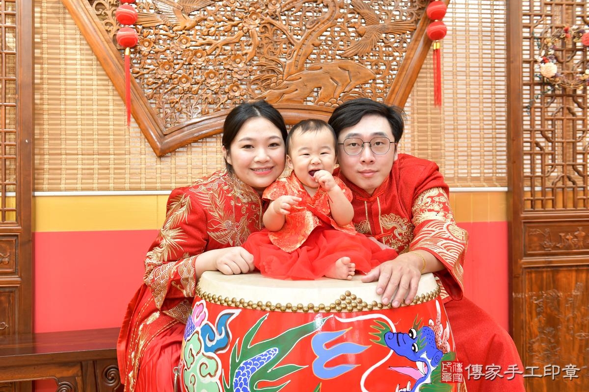 傳家手工印章桃園店、抓周、度晬、中國風會場、抓周道具物品、抓周證書、滿周歲、鈴鈴寶寶、桃園市、拍照、生日快樂 傳家手工印章桃園店、抓周、度晬、中國風會場、抓周道具物品、抓周證書、滿周歲、鈴鈴寶寶、桃園市、拍照、生日快樂