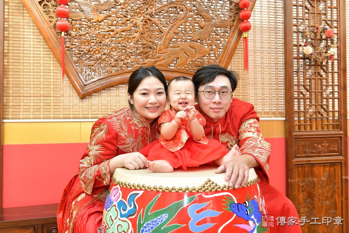 傳家手工印章桃園店、抓周、度晬、中國風會場、抓周道具物品、抓周證書、滿周歲、鈴鈴寶寶、桃園市、拍照、生日快樂 傳家手工印章桃園店、抓周、度晬、中國風會場、抓周道具物品、抓周證書、滿周歲、鈴鈴寶寶、桃園市、拍照、生日快樂