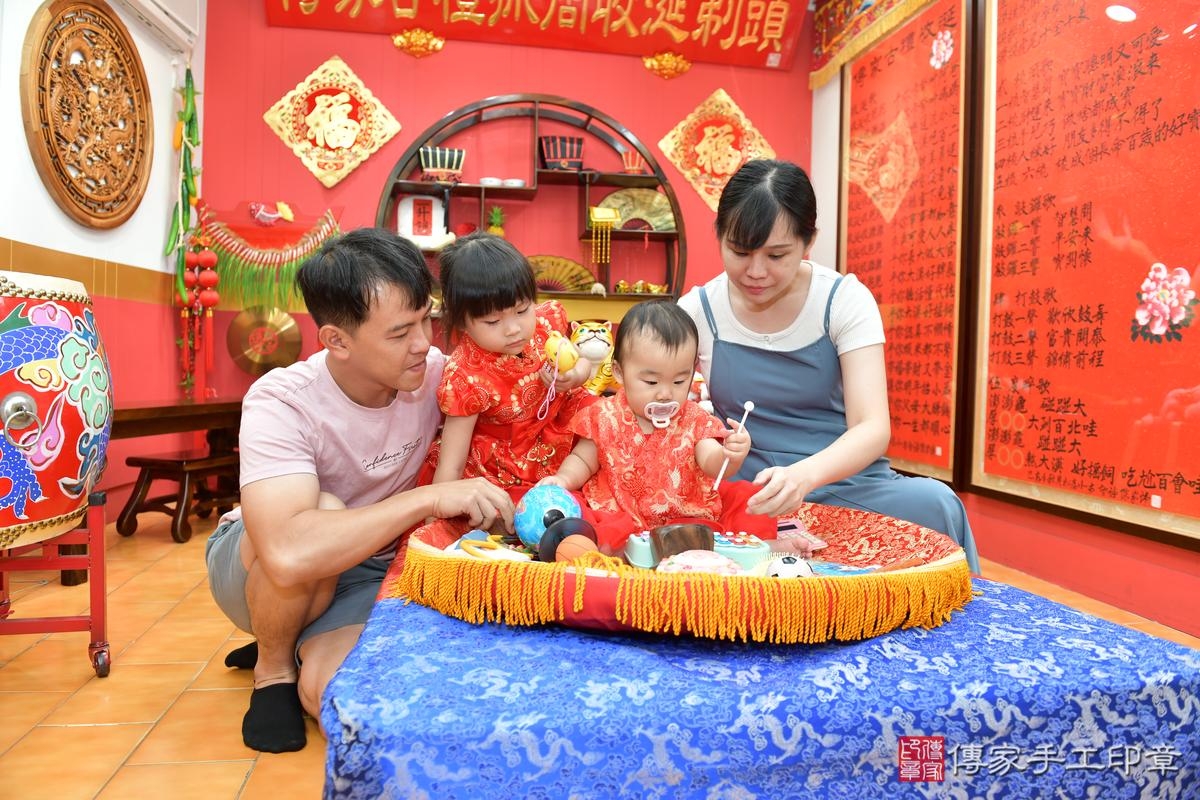 傳家手工印章桃園店、抓周、度晬、中國風會場、抓周道具物品、抓周證書、滿周歲、鈴鈴寶寶、桃園市、拍照、生日快樂 傳家手工印章桃園店、抓周、度晬、中國風會場、抓周道具物品、抓周證書、滿周歲、鈴鈴寶寶、桃園市、拍照、生日快樂