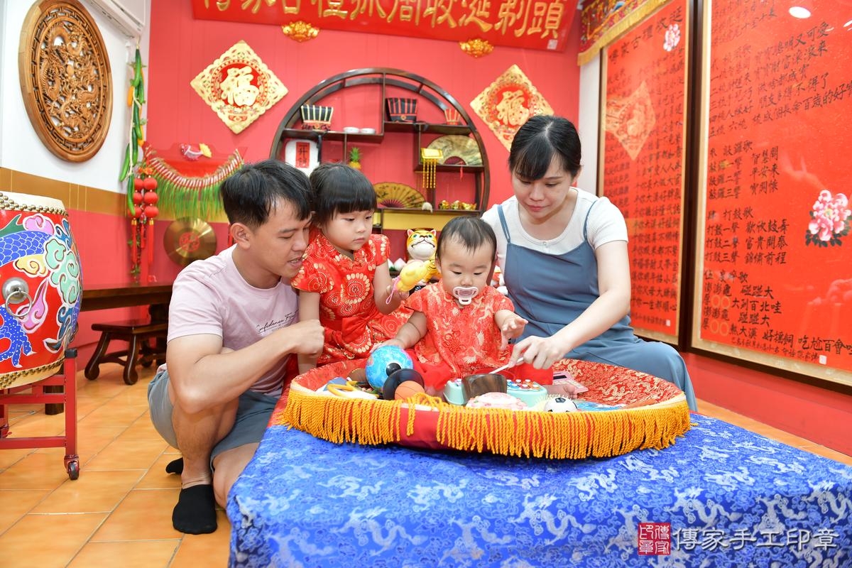 傳家手工印章桃園店、抓周、度晬、中國風會場、抓周道具物品、抓周證書、滿周歲、鈴鈴寶寶、桃園市、拍照、生日快樂 傳家手工印章桃園店、抓周、度晬、中國風會場、抓周道具物品、抓周證書、滿周歲、鈴鈴寶寶、桃園市、拍照、生日快樂