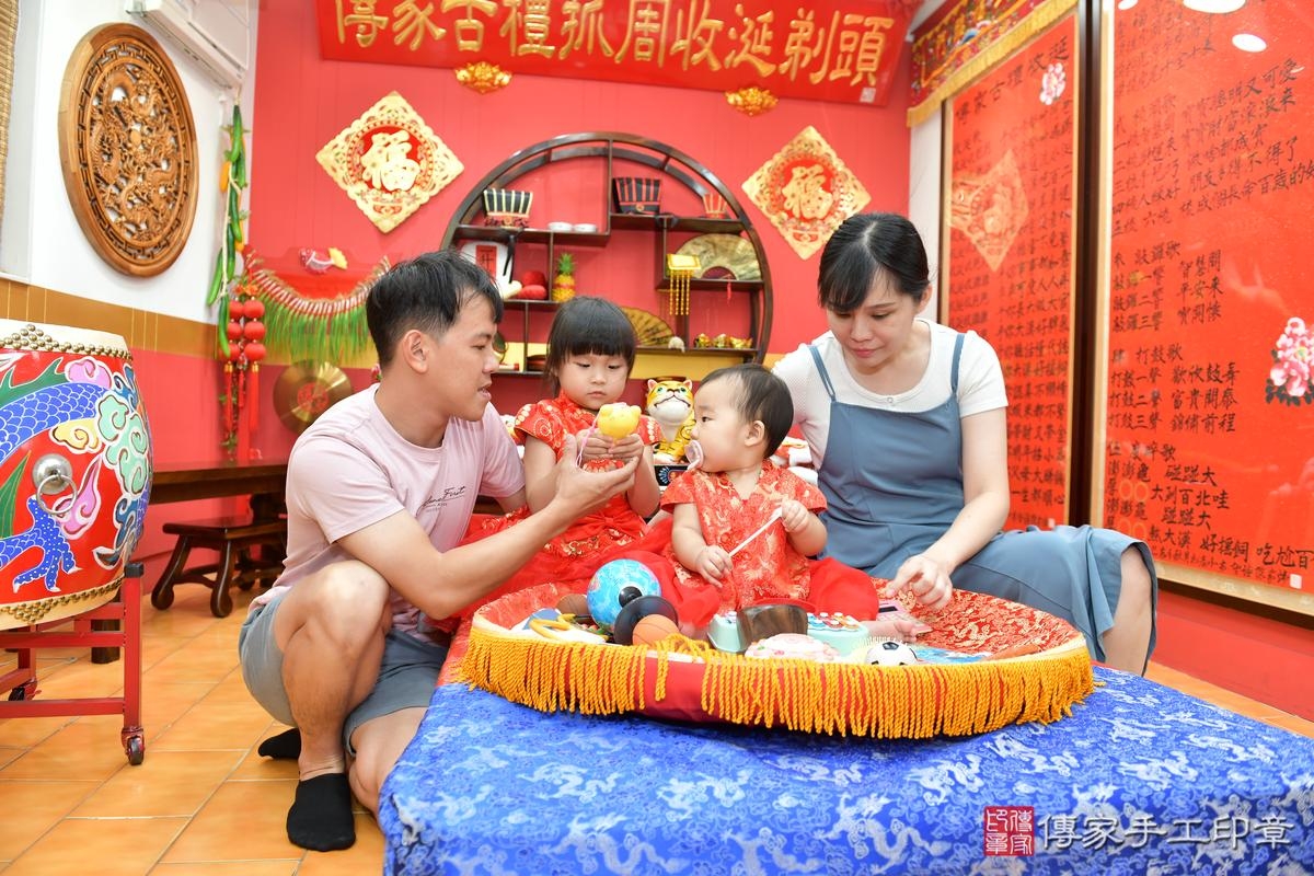 傳家手工印章桃園店、抓周、度晬、中國風會場、抓周道具物品、抓周證書、滿周歲、鈴鈴寶寶、桃園市、拍照、生日快樂 傳家手工印章桃園店、抓周、度晬、中國風會場、抓周道具物品、抓周證書、滿周歲、鈴鈴寶寶、桃園市、拍照、生日快樂