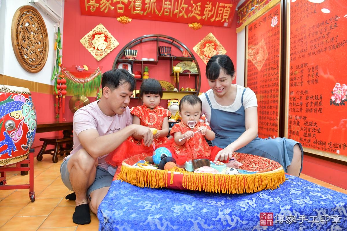 傳家手工印章桃園店、抓周、度晬、中國風會場、抓周道具物品、抓周證書、滿周歲、鈴鈴寶寶、桃園市、拍照、生日快樂 傳家手工印章桃園店、抓周、度晬、中國風會場、抓周道具物品、抓周證書、滿周歲、鈴鈴寶寶、桃園市、拍照、生日快樂
