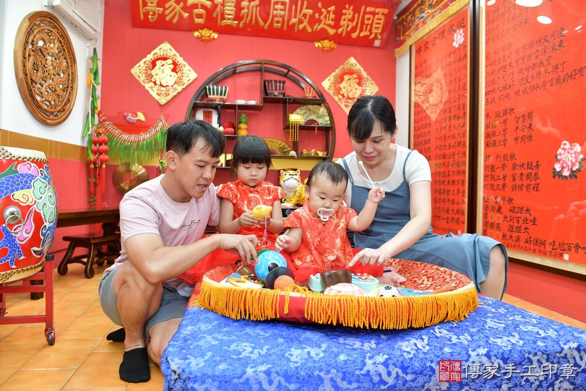 傳家手工印章桃園店、抓周、度晬、中國風會場、抓周道具物品、抓周證書、滿周歲、鈴鈴寶寶、桃園市、拍照、生日快樂 傳家手工印章桃園店、抓周、度晬、中國風會場、抓周道具物品、抓周證書、滿周歲、鈴鈴寶寶、桃園市、拍照、生日快樂