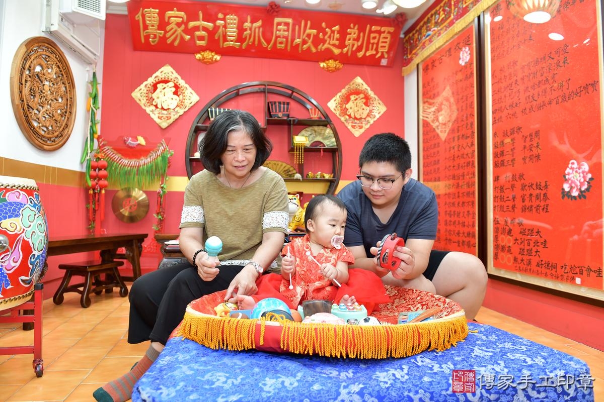 傳家手工印章桃園店、抓周、度晬、中國風會場、抓周道具物品、抓周證書、滿周歲、鈴鈴寶寶、桃園市、拍照、生日快樂 傳家手工印章桃園店、抓周、度晬、中國風會場、抓周道具物品、抓周證書、滿周歲、鈴鈴寶寶、桃園市、拍照、生日快樂