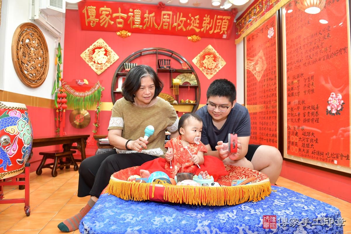 傳家手工印章桃園店、抓周、度晬、中國風會場、抓周道具物品、抓周證書、滿周歲、鈴鈴寶寶、桃園市、拍照、生日快樂 傳家手工印章桃園店、抓周、度晬、中國風會場、抓周道具物品、抓周證書、滿周歲、鈴鈴寶寶、桃園市、拍照、生日快樂