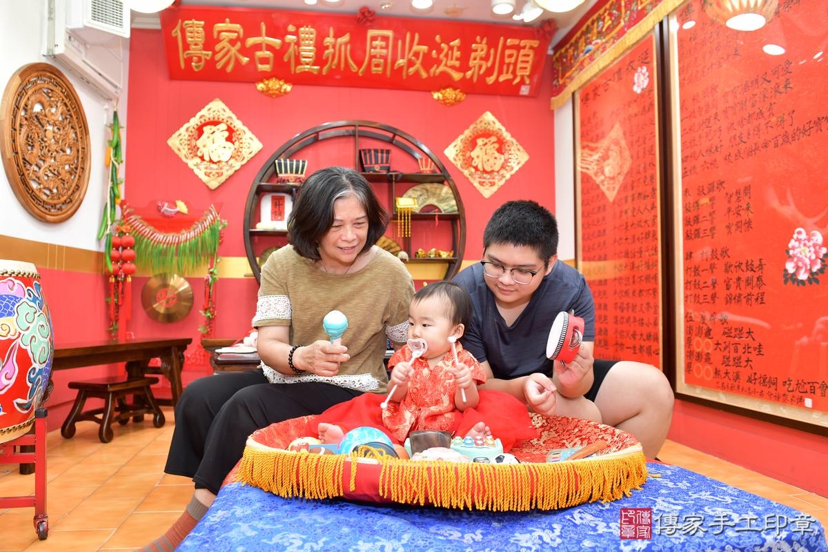 傳家手工印章桃園店、抓周、度晬、中國風會場、抓周道具物品、抓周證書、滿周歲、鈴鈴寶寶、桃園市、拍照、生日快樂 傳家手工印章桃園店、抓周、度晬、中國風會場、抓周道具物品、抓周證書、滿周歲、鈴鈴寶寶、桃園市、拍照、生日快樂