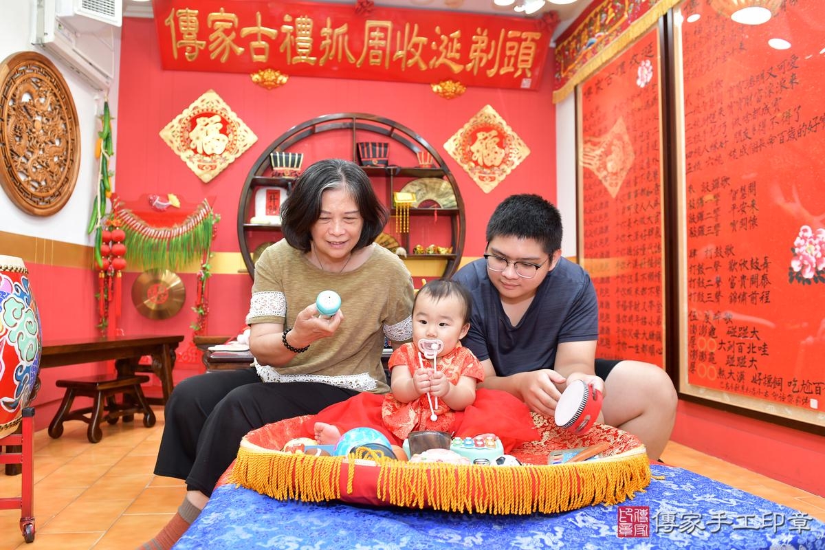 傳家手工印章桃園店、抓周、度晬、中國風會場、抓周道具物品、抓周證書、滿周歲、鈴鈴寶寶、桃園市、拍照、生日快樂 傳家手工印章桃園店、抓周、度晬、中國風會場、抓周道具物品、抓周證書、滿周歲、鈴鈴寶寶、桃園市、拍照、生日快樂