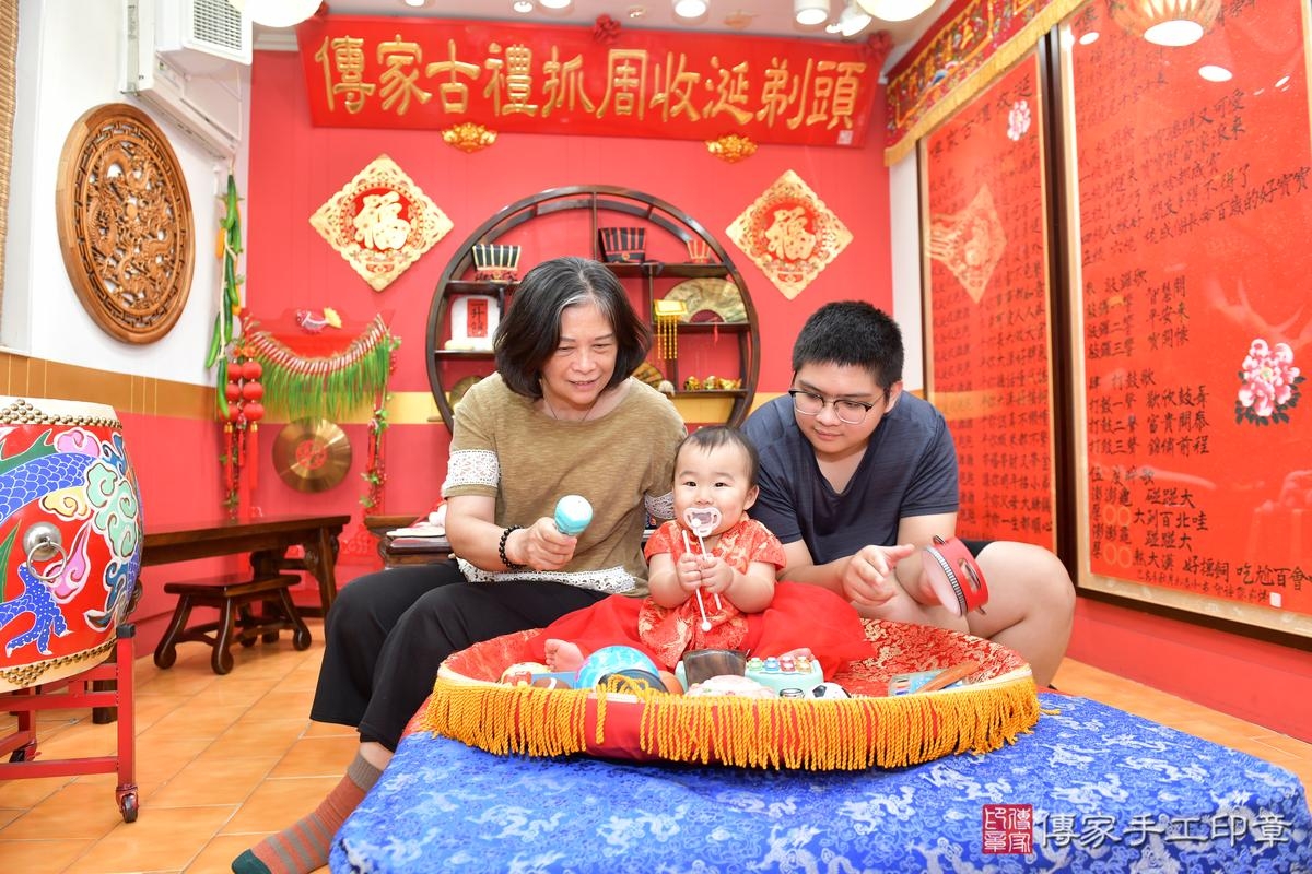傳家手工印章桃園店、抓周、度晬、中國風會場、抓周道具物品、抓周證書、滿周歲、鈴鈴寶寶、桃園市、拍照、生日快樂 傳家手工印章桃園店、抓周、度晬、中國風會場、抓周道具物品、抓周證書、滿周歲、鈴鈴寶寶、桃園市、拍照、生日快樂