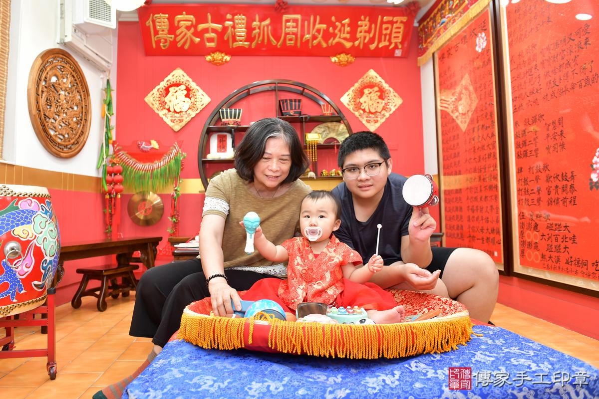 傳家手工印章桃園店、抓周、度晬、中國風會場、抓周道具物品、抓周證書、滿周歲、鈴鈴寶寶、桃園市、拍照、生日快樂 傳家手工印章桃園店、抓周、度晬、中國風會場、抓周道具物品、抓周證書、滿周歲、鈴鈴寶寶、桃園市、拍照、生日快樂