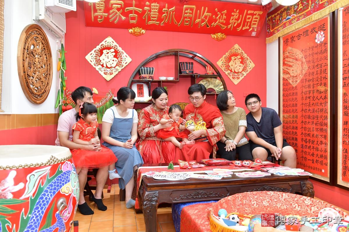傳家手工印章桃園店、抓周、度晬、中國風會場、抓周道具物品、抓周證書、滿周歲、鈴鈴寶寶、桃園市、拍照、生日快樂 傳家手工印章桃園店、抓周、度晬、中國風會場、抓周道具物品、抓周證書、滿周歲、鈴鈴寶寶、桃園市、拍照、生日快樂