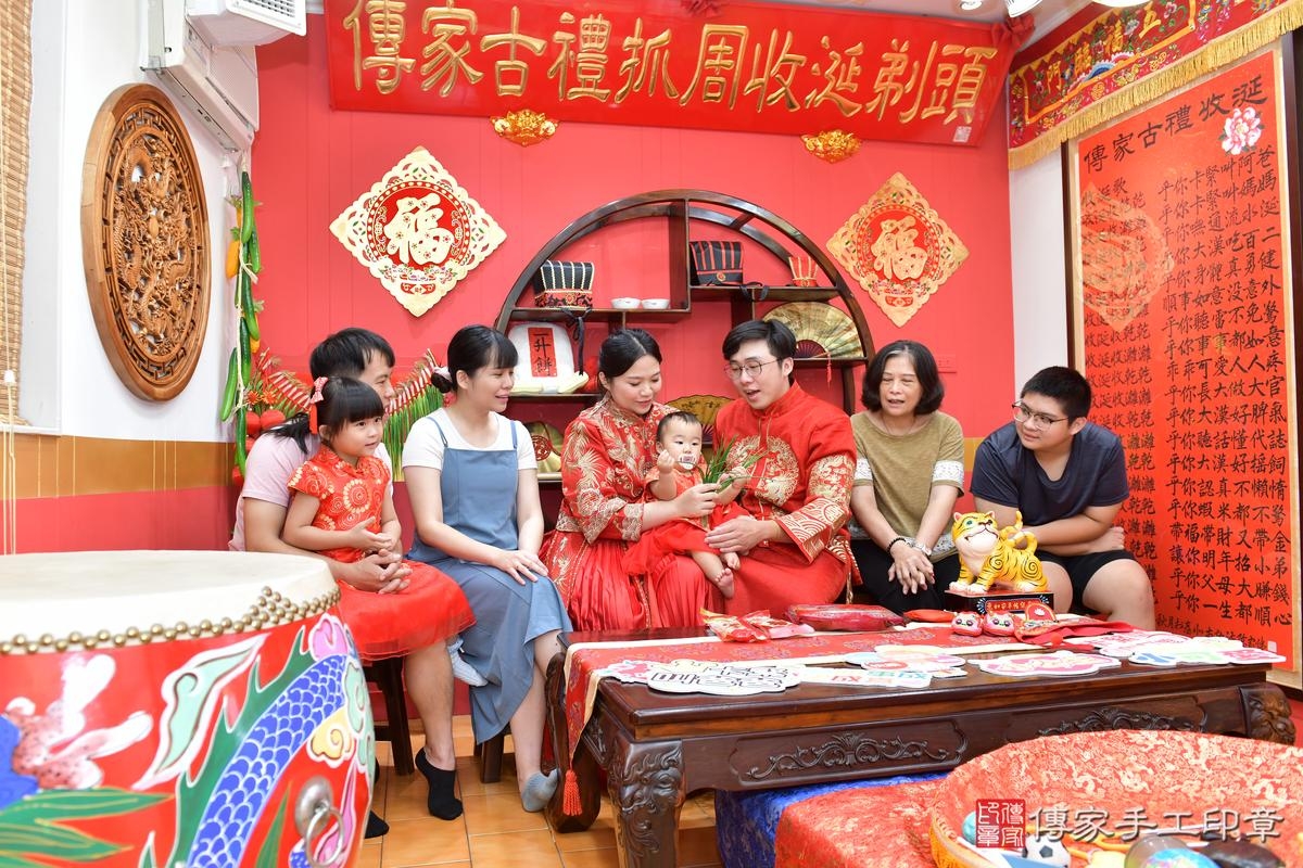 傳家手工印章桃園店、抓周、度晬、中國風會場、抓周道具物品、抓周證書、滿周歲、鈴鈴寶寶、桃園市、拍照、生日快樂 傳家手工印章桃園店、抓周、度晬、中國風會場、抓周道具物品、抓周證書、滿周歲、鈴鈴寶寶、桃園市、拍照、生日快樂