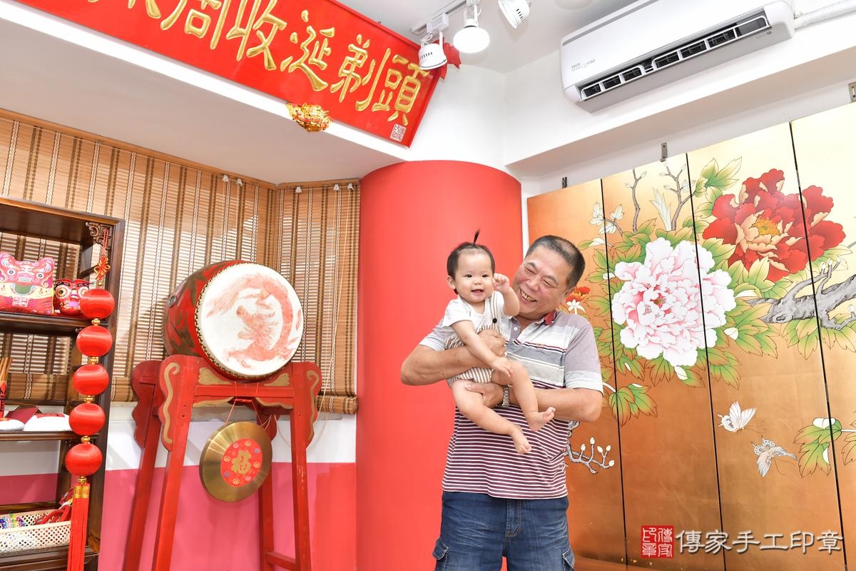 傳家手工印章高雄店、美式抓周、抓周道具、未來職業、滿周歲、媃媃寶寶、高雄市、拍照、生日快樂 傳家手工印章高雄店、美式抓周、抓周道具、未來職業、滿周歲、媃媃寶寶、高雄市、拍照、生日快樂