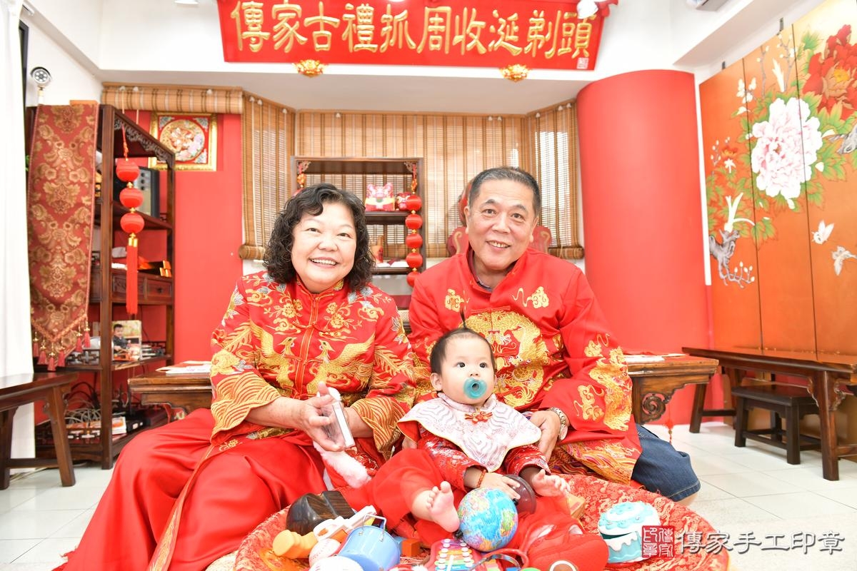 傳家手工印章高雄店、美式抓周、抓周道具、未來職業、滿周歲、媃媃寶寶、高雄市、拍照、生日快樂 傳家手工印章高雄店、美式抓周、抓周道具、未來職業、滿周歲、媃媃寶寶、高雄市、拍照、生日快樂
