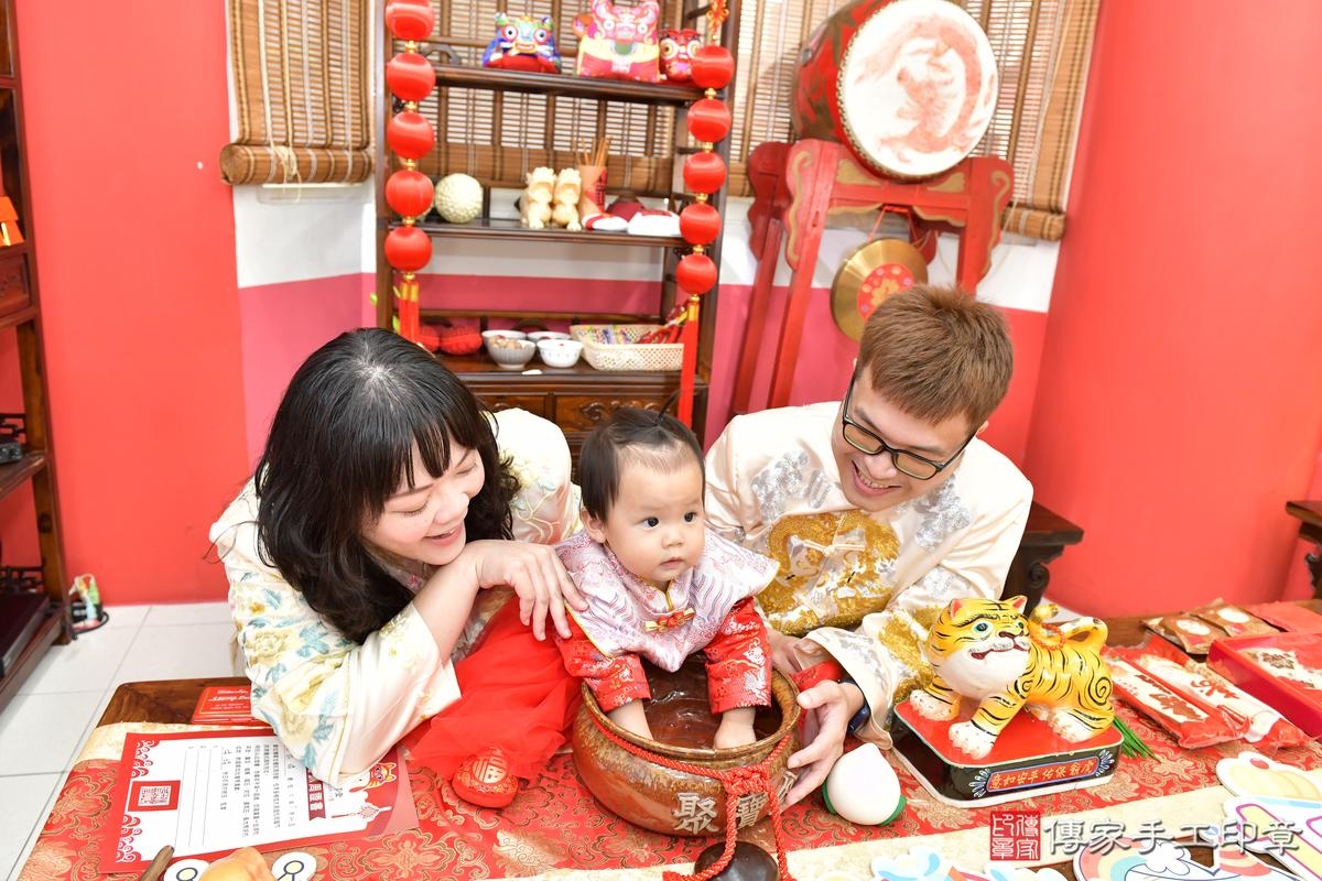傳家手工印章高雄店、美式抓周、抓周道具、未來職業、滿周歲、媃媃寶寶、高雄市、拍照、生日快樂 傳家手工印章高雄店、美式抓周、抓周道具、未來職業、滿周歲、媃媃寶寶、高雄市、拍照、生日快樂