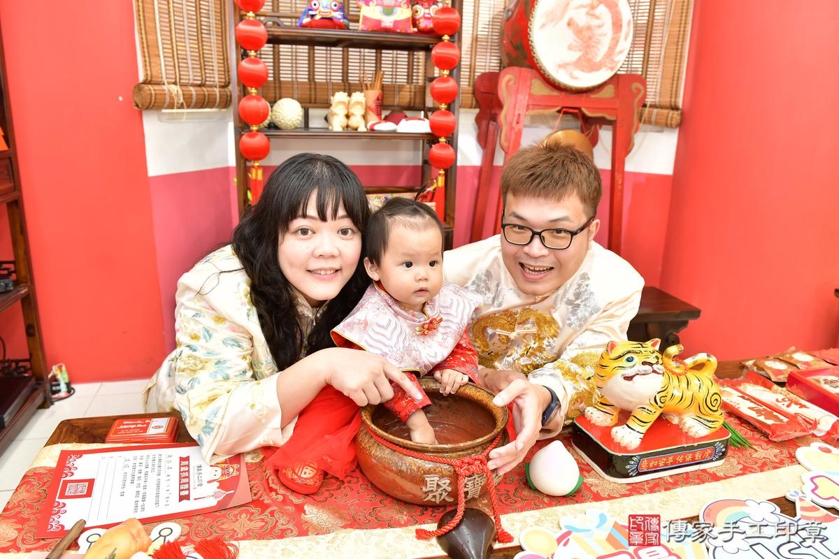 傳家手工印章高雄店、美式抓周、抓周道具、未來職業、滿周歲、媃媃寶寶、高雄市、拍照、生日快樂 傳家手工印章高雄店、美式抓周、抓周道具、未來職業、滿周歲、媃媃寶寶、高雄市、拍照、生日快樂