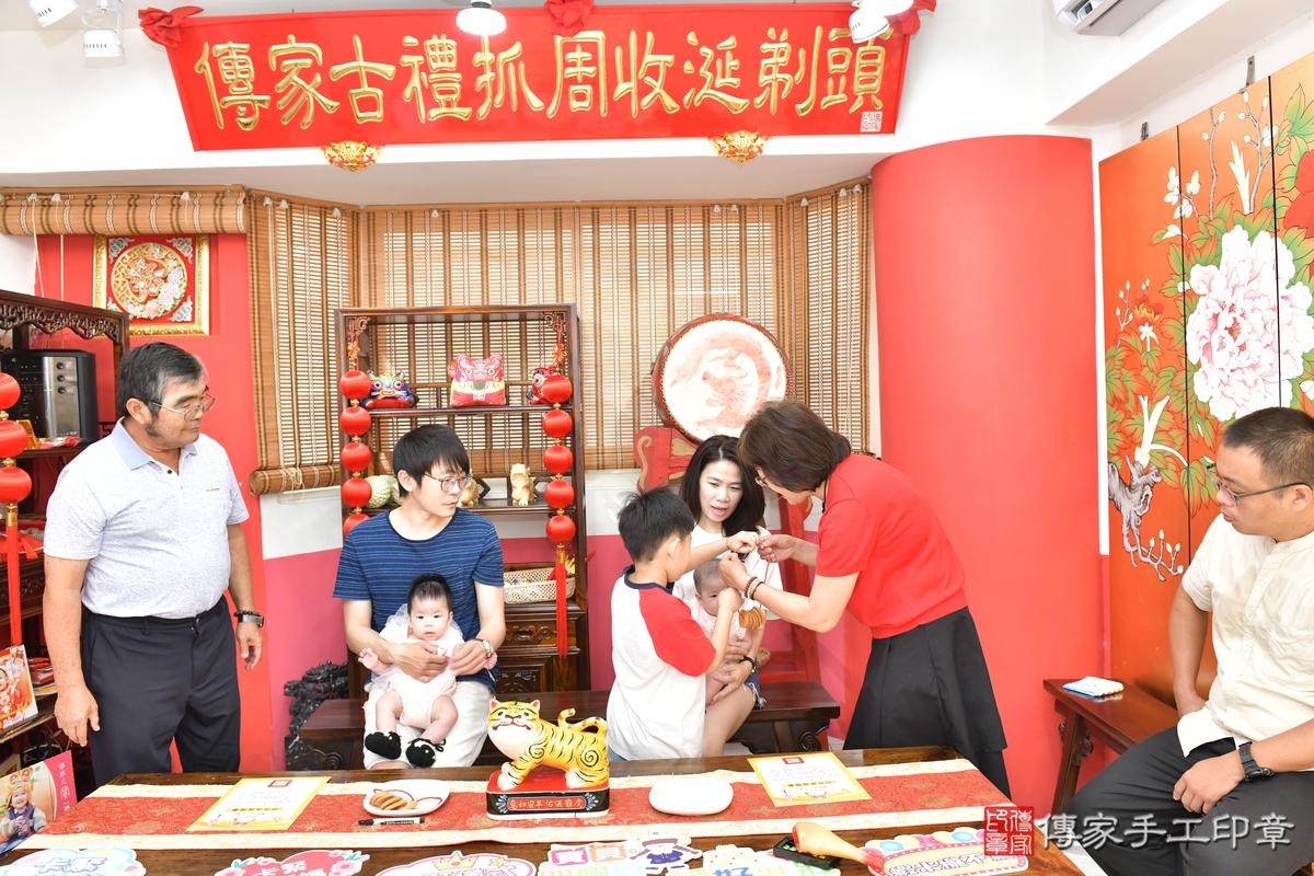 傳家手工印章高雄店、收涎、四個月、收涎餅、吉祥話、小蕗寶寶、高雄市、拍照、生日快樂 傳家手工印章高雄店、收涎、四個月、收涎餅、吉祥話、小蕗寶寶、高雄市、拍照、生日快樂